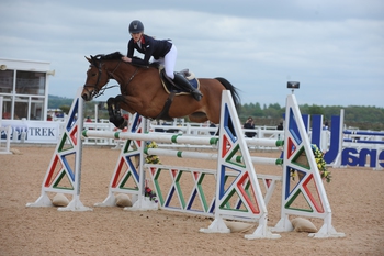 Lily Freeman-Attwood secures Blue Chip Pony Newcomers Second Round win at Arena UK